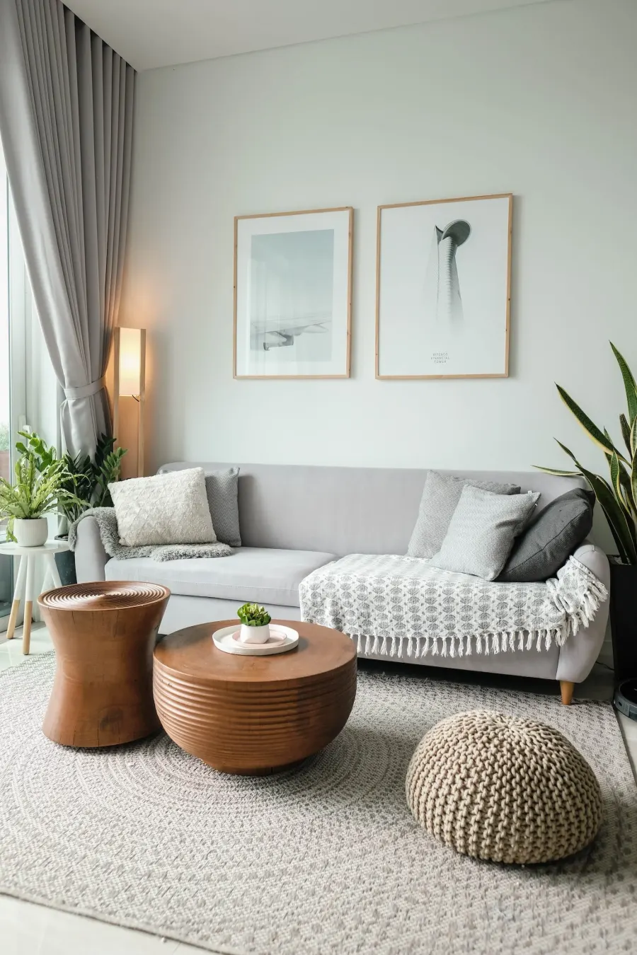 Ljust vardagsrum med soffa och mattor